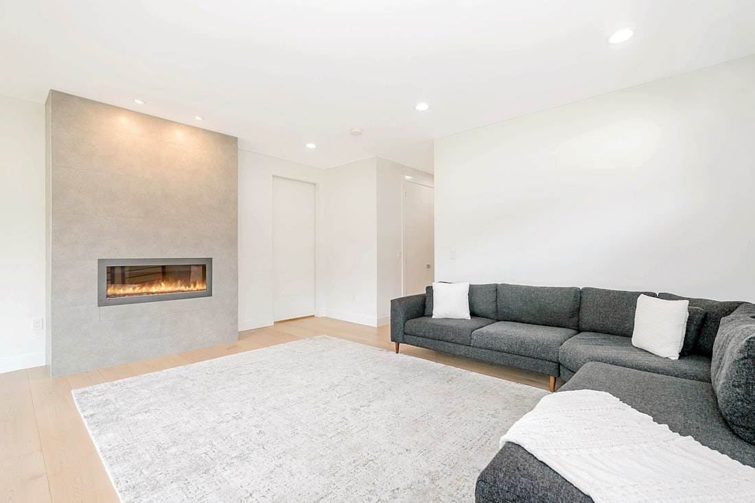 Frisch renovierter Wohnraum mit Kamin